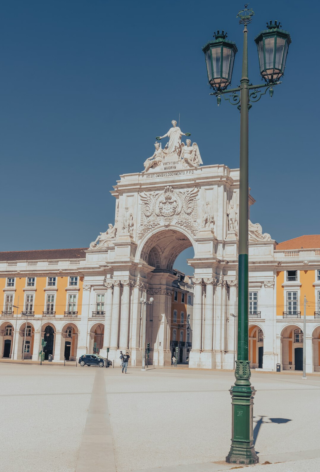 Facade of a formal government building in Lisbon under daylight